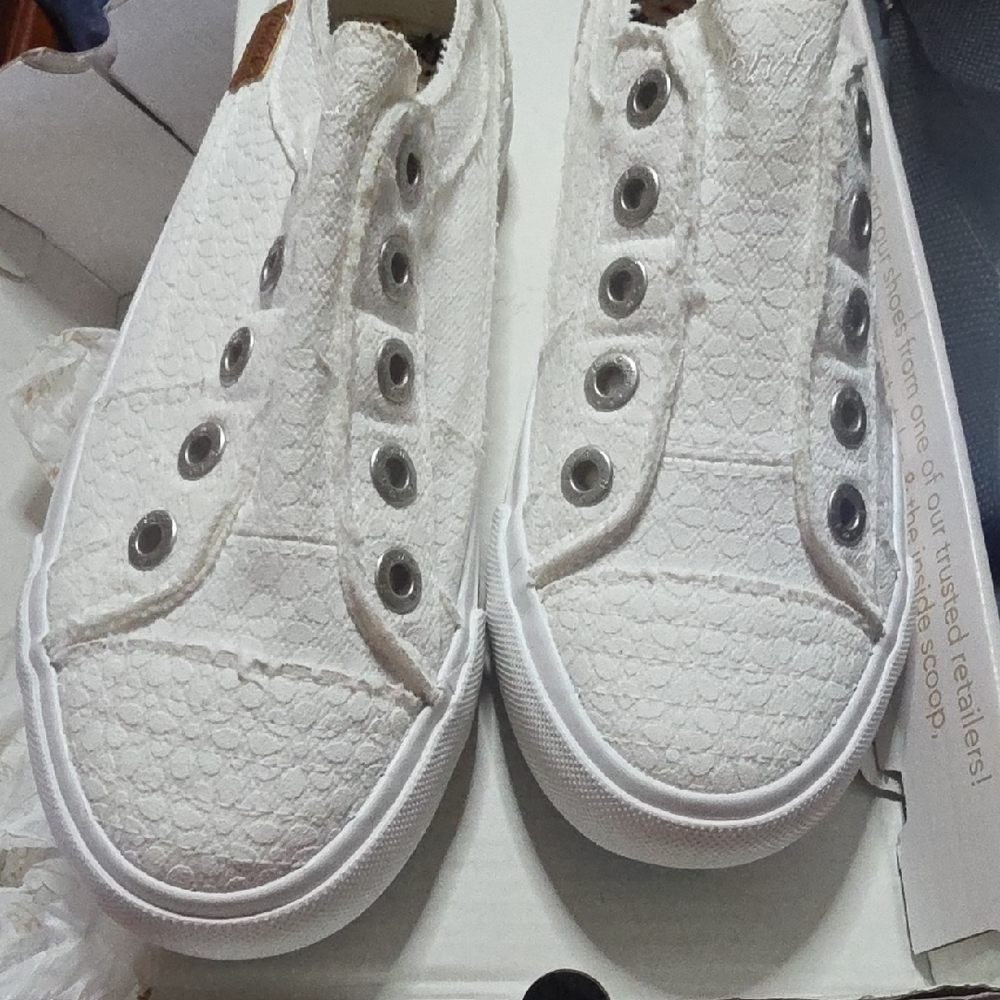 Blowfish Textured White Sneakers - Picture 5 of 5